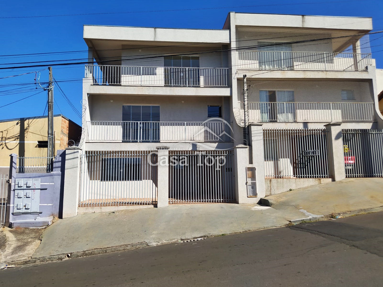 Sobrado Triplex  à venda Uvaranas