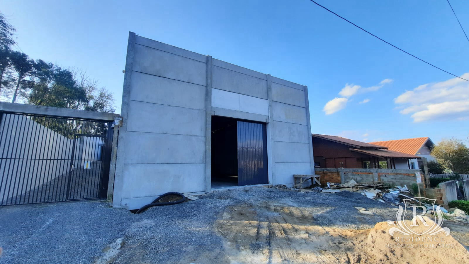 Empreendimento Residencial com Galpão comercial à venda no bairro Restinga