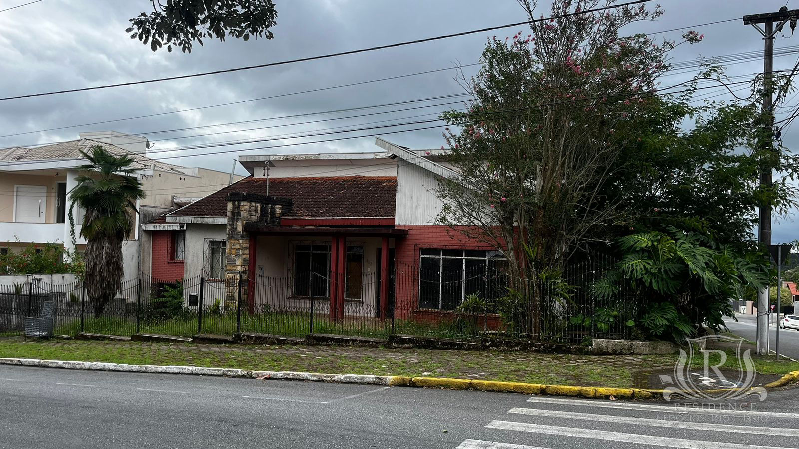 Terreno de esquina no Centro de Rio Negro à Venda Excelente para Investidores